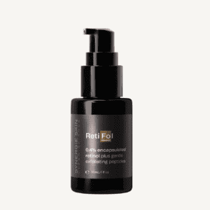 Black bottle of synapse skin reti fol facial serum with a pump dispenser, featuring 0.4% encapsulated retinol and exfoliating peptides. the label includes product details and volume indication.